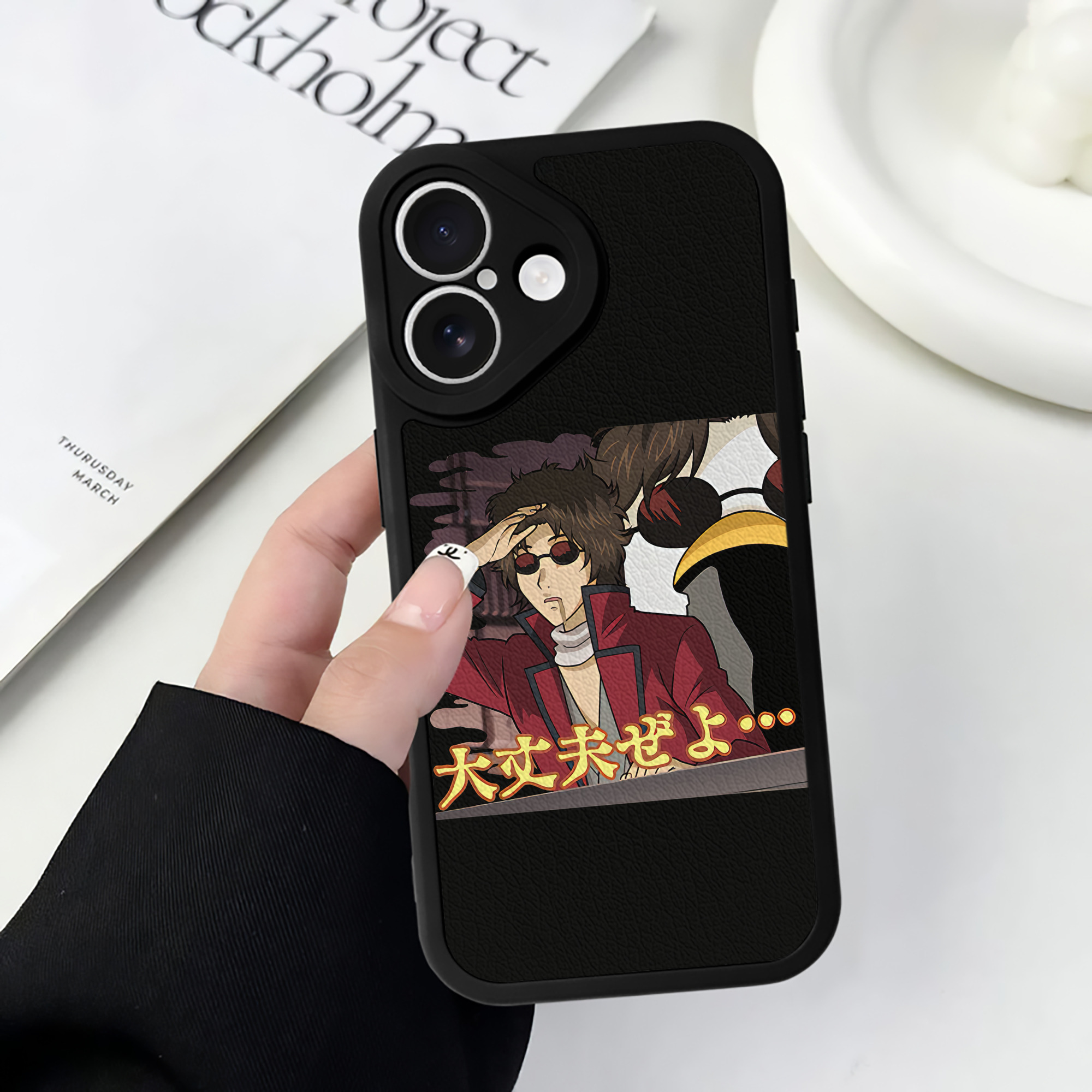 （画像用） ぎんたま 坂田銀時（さかたぎんとき） 神楽 志村新八（しむら しんぱち） GINTAMA Sakata Gintoki Kagura Shimura Shinpachi 【iPhone 16シリーズ対応】シリコンスマホケース（レザー調） 材質：シリコン